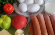 Яичница с помидорами и сосисками на сковороде
